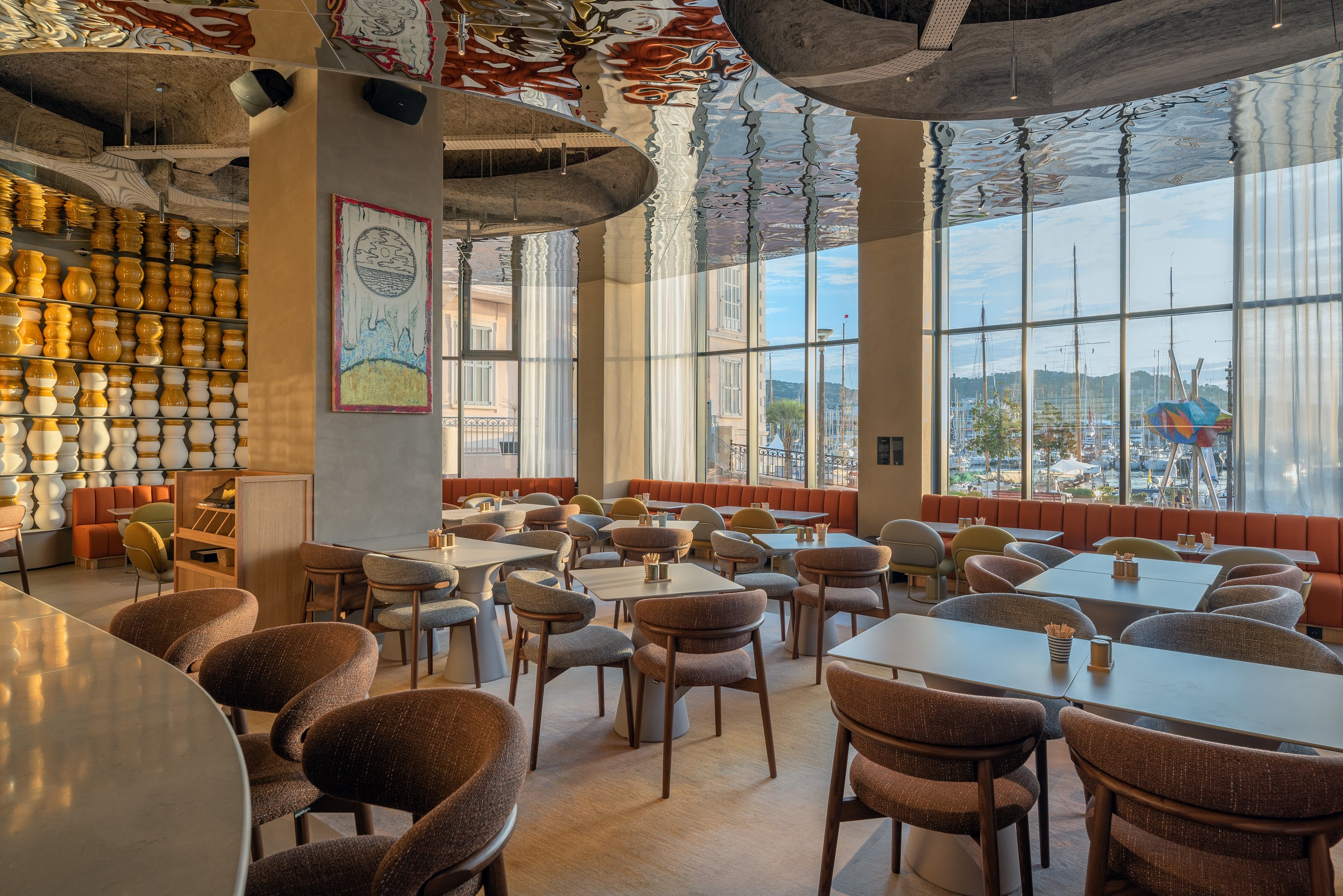 Overview of Café Crème Brunch Club facing the old port of Cannes