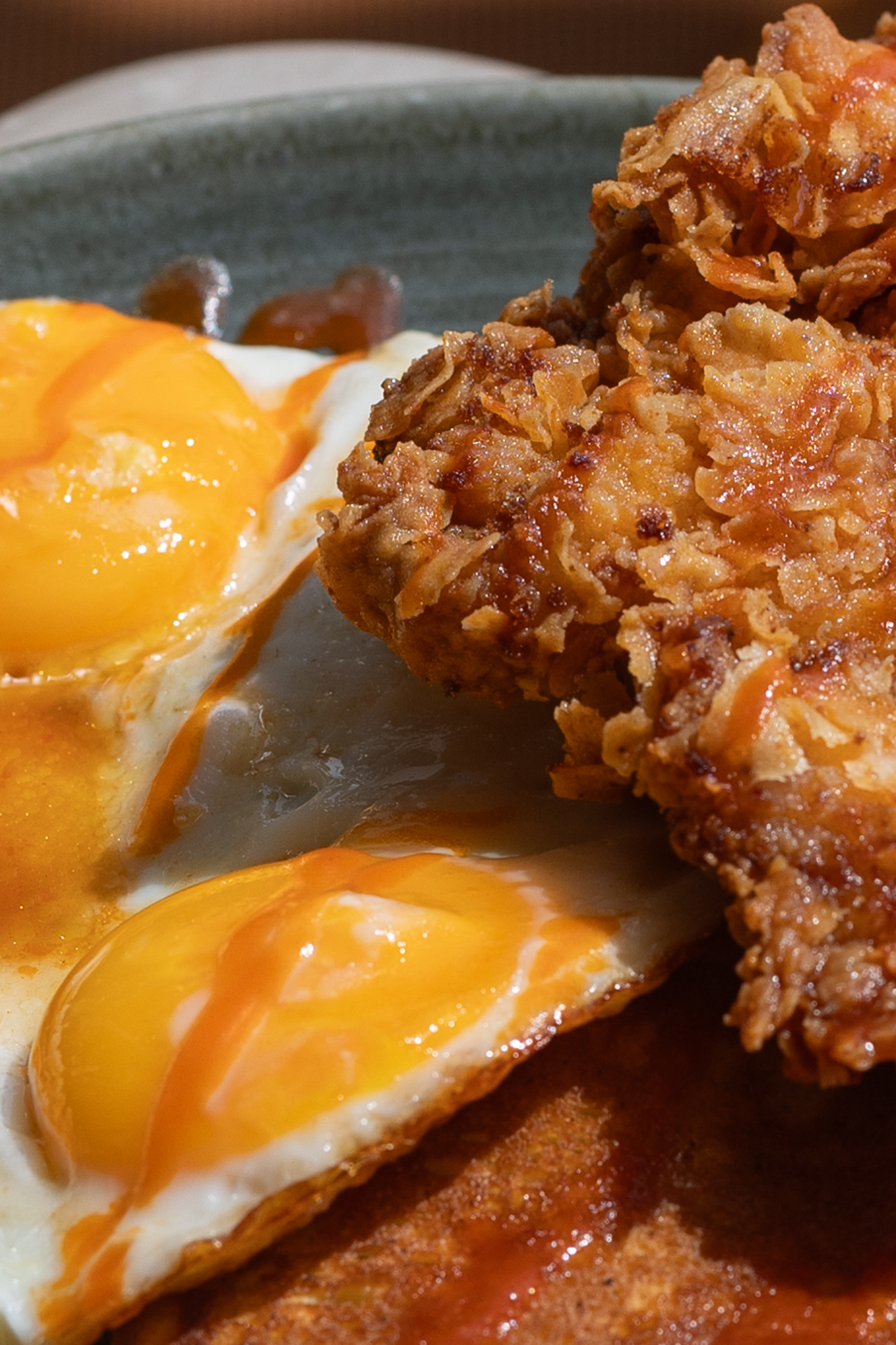 Photo zoom de notre pancake au poulet frit et ses œufs au plat