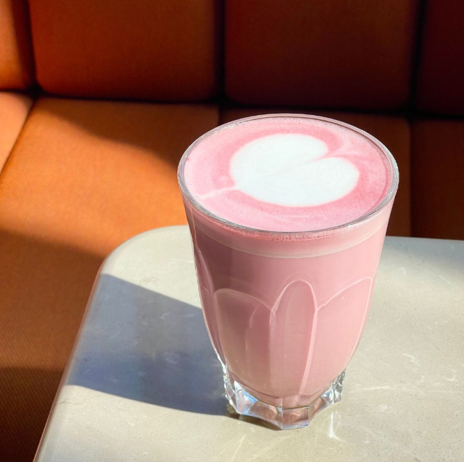 Photo de notre latte spécial Octobre Rose